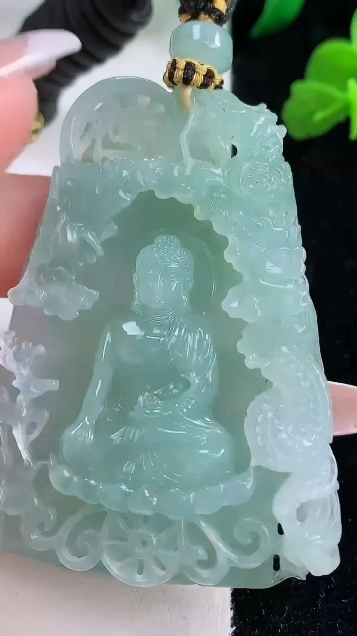 天然A货翡翠阿弥陀佛吊坠，尺寸60-45.2-12.2，重量:65.43g
12月8日