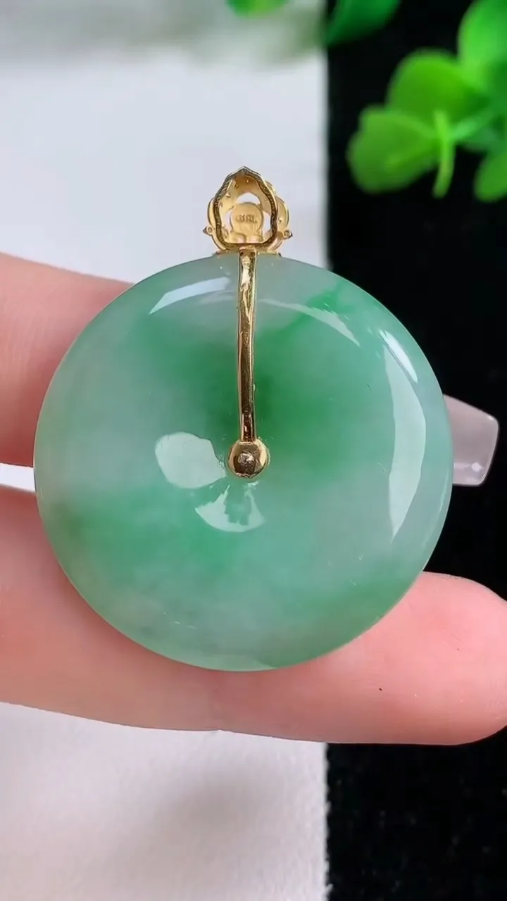 天然A货翡翠平安扣吊坠，尺寸30.8-5.5，重量:11.56g
12月8日