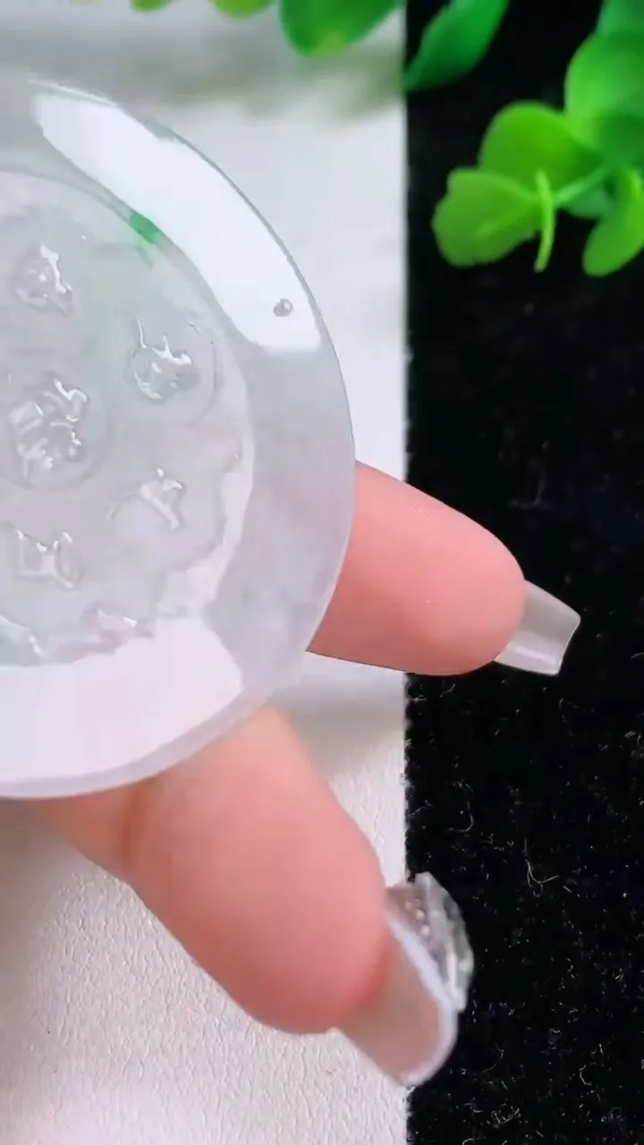 天然A货翡翠千手观音吊坠，尺寸50.2-3.6，重量:21.68g
12月8日