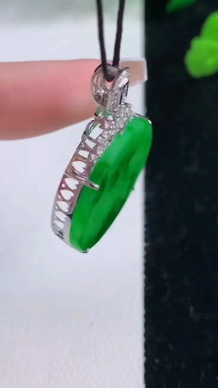 天然A货翡翠无事牌吊坠，尺寸34-22.8-5.6，重量:4.33g
12月8日