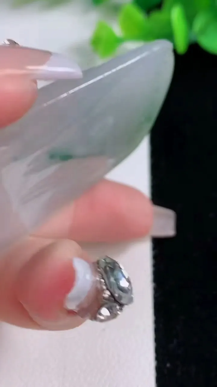 天然A货翡翠冰种飘花虚空藏菩萨吊坠，尺寸64-43-5.2，重:35.02g
12月8日