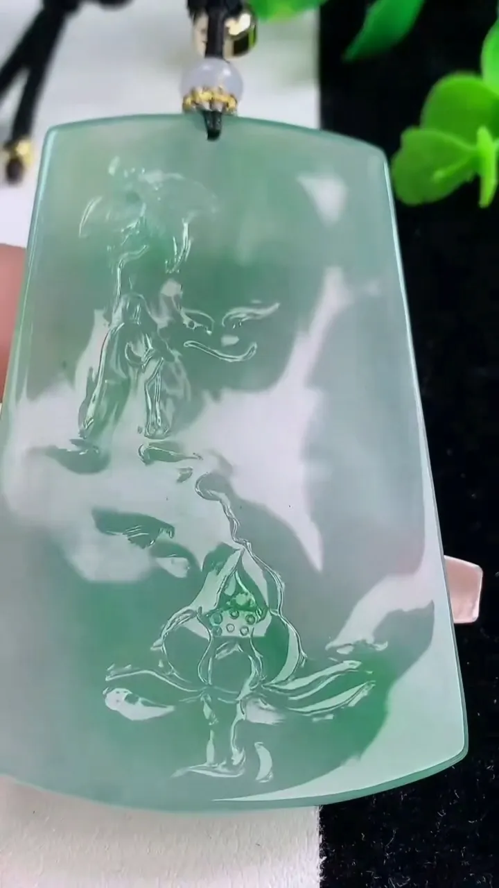 天然A货翡翠大势至菩萨吊坠，尺寸69.2-46-5，重量:45.08g
12月8日