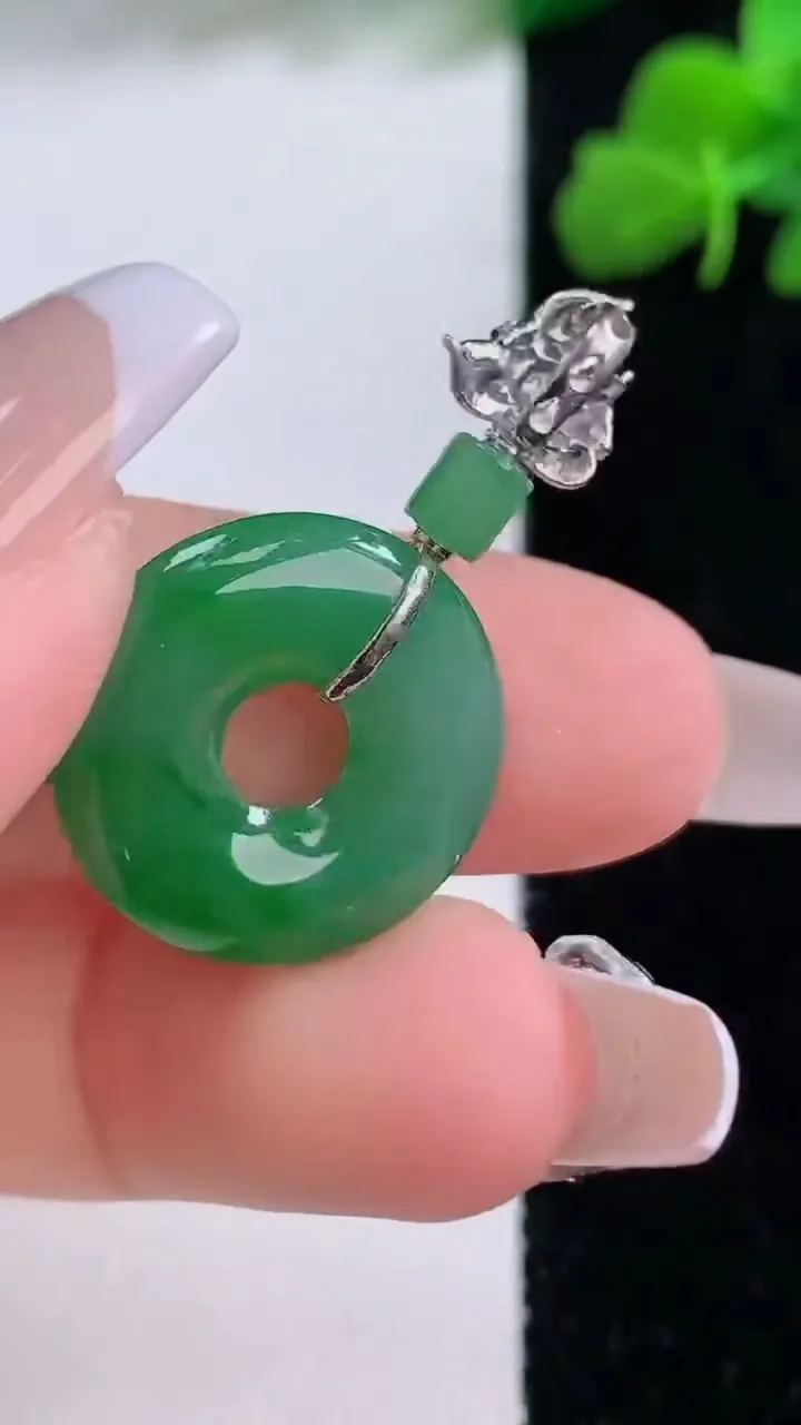 天然A货翡翠平安环吊坠，尺寸18.5-3.4，重量:3.44g
12月8日