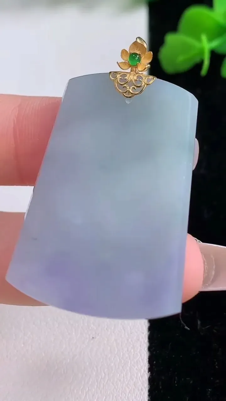 天然A货翡翠18K金紫罗兰无事牌吊坠，尺寸38.3-26.7-3.6，重量:10.90g
12月8日