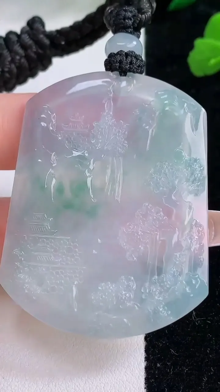 天然A货翡翠种飘花山水牌吊坠，尺寸52-39.8-4.6，重量:27.00g
12月8日