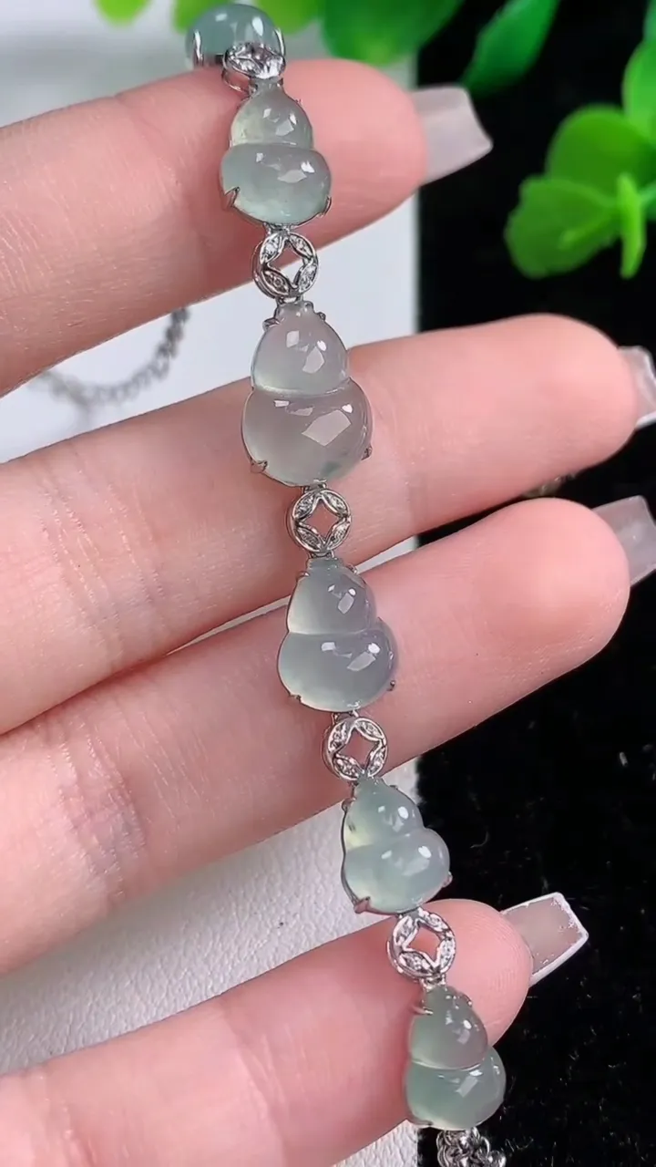 天然A货翡翠种飘花葫芦手链，尺寸12-8.9-3.7，重量:5.30g
12月8日