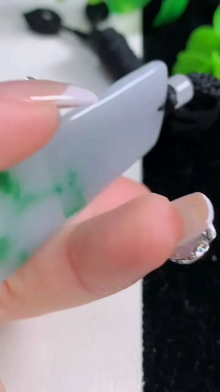 天然A货翡翠观音菩萨吊坠，尺寸62.6-30.8-4.5，重量:26.55g
12月8日