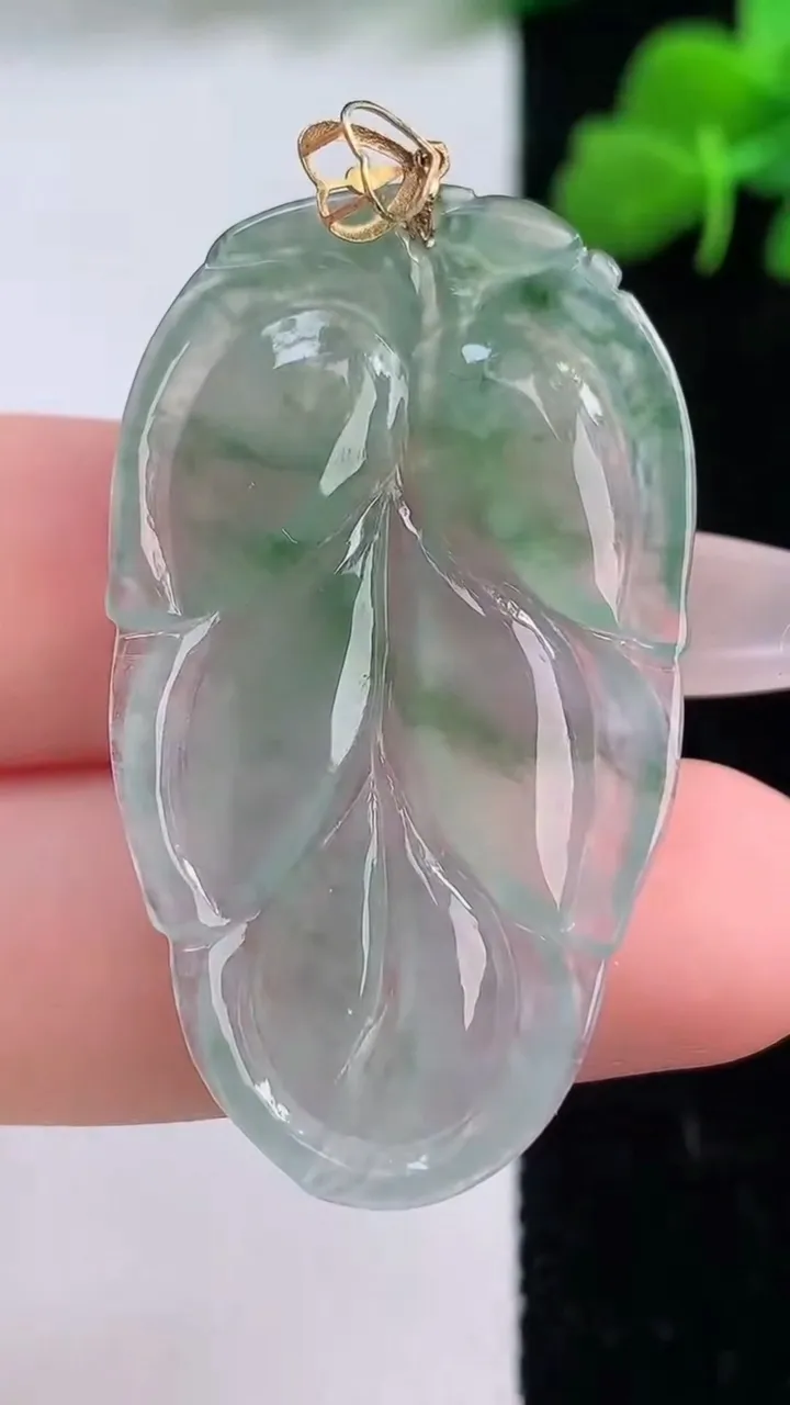 天然A货翡翠金枝玉叶叶子吊坠，尺寸40.6-23.6-3.3，重量:5.50g
12月8日