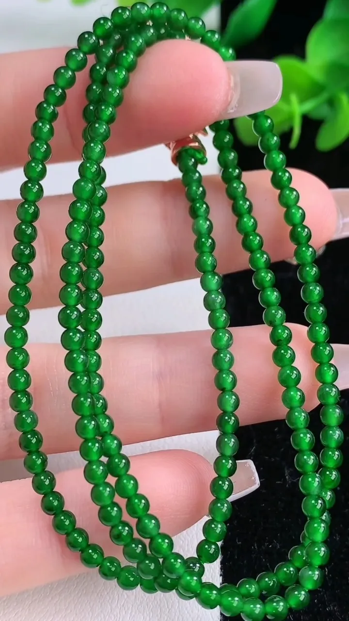 天然A货翡翠小米珠项链，尺寸2.7-184颗，重量:9.39g12月8日
工厂直销收藏佳品,种好水足，色泽均匀，有种有色，上手高大气！