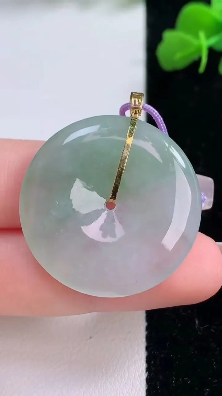 天然A货翡翠平安扣吊坠，尺寸30.3-5.5，重量:11.13g
12月8日