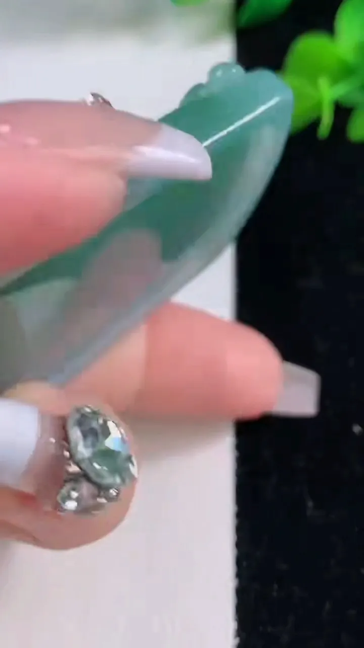 天然A货翡翠文殊菩萨吊坠，尺寸64.4-43.3-7.7，重量:49.17g
12月8日