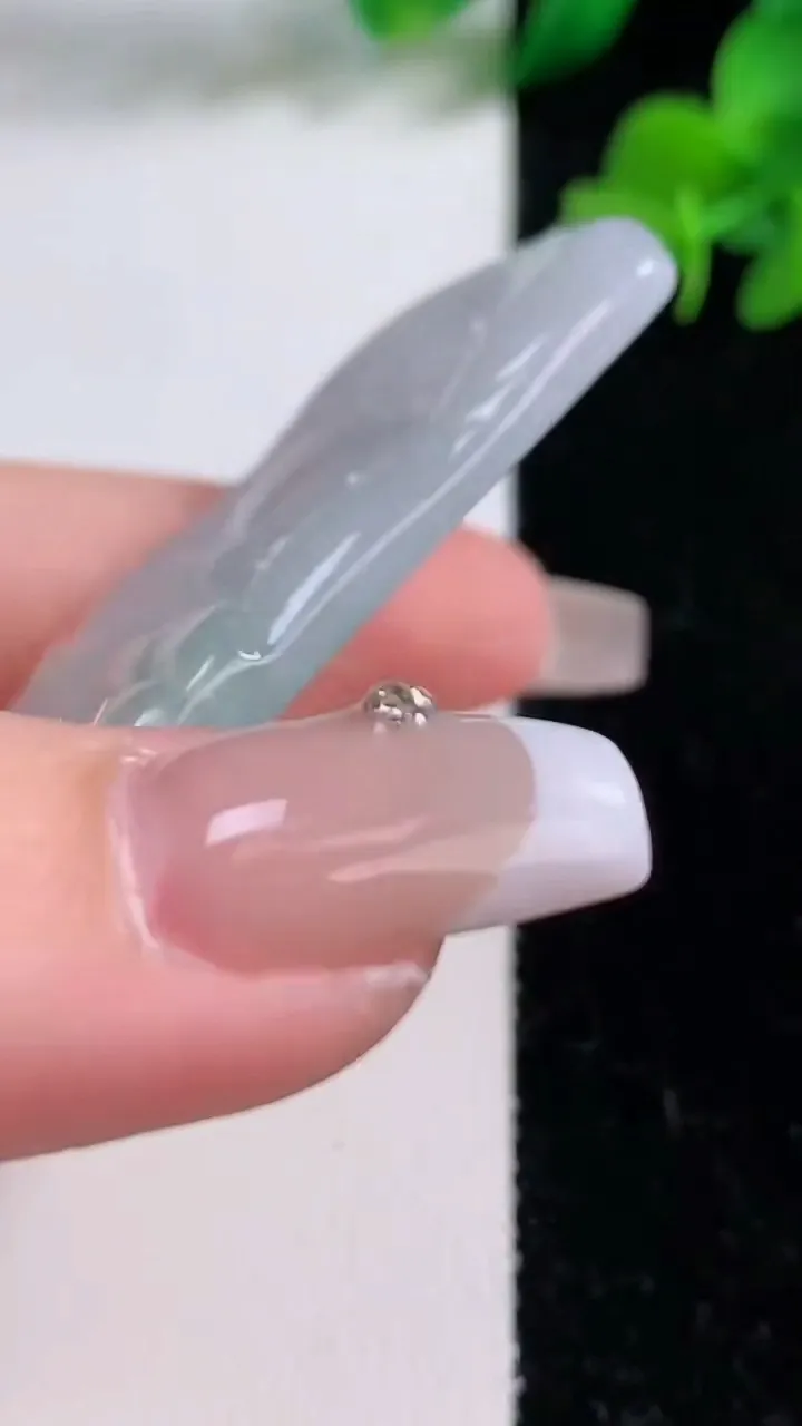 天然A货翡翠大日如来吊坠，尺寸71-38-5.5，重量:34.11g
12月8日