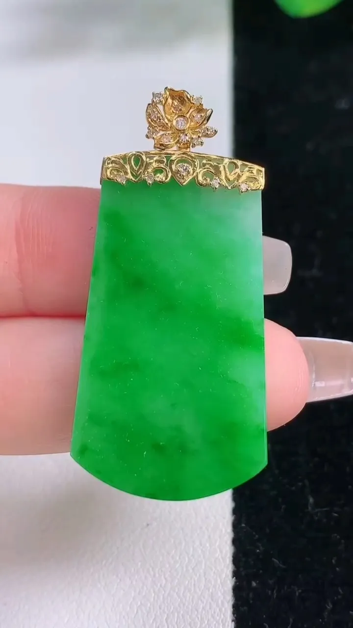 天然A货翡翠无事牌吊坠，尺寸36.5-20-2.8，重量:7.26g
12月8日