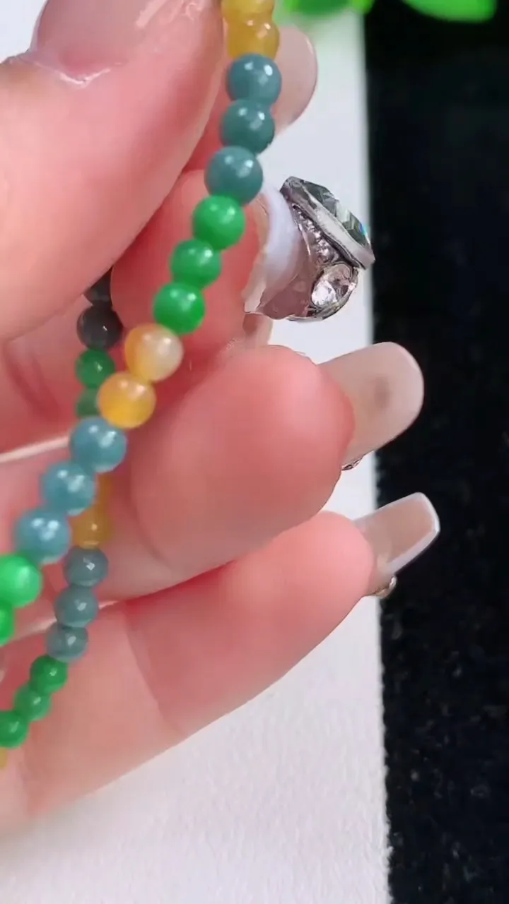天然A货翡翠双彩小米珠手串，尺寸3.5-52颗，重量:4.42g12月8日
工厂直销收藏佳品,种好水足，色泽均匀，有种有色，上手高大气！
