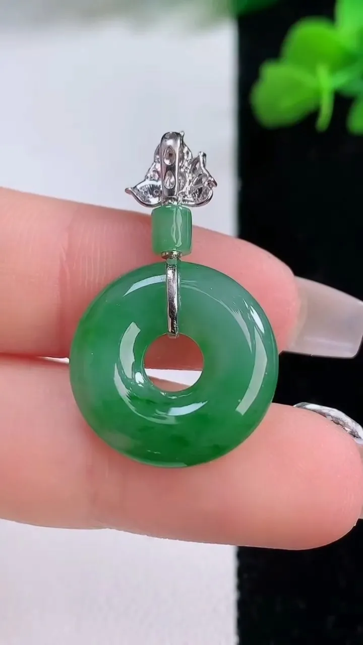 天然A货翡翠平安环吊坠，尺寸18.5-3.4，重量:3.44g
12月8日