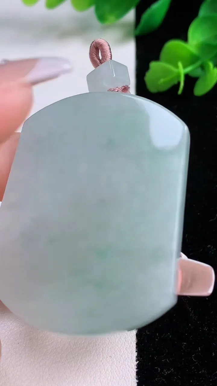 天然A货翡翠无事牌吊坠，尺寸52-39.6-5.8，重量:36.32g
12月8日