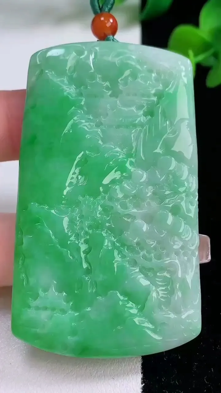 天然A货翡翠山水牌吊坠，尺寸66.7-38.3-4.4，重量:32.31g
12月8日