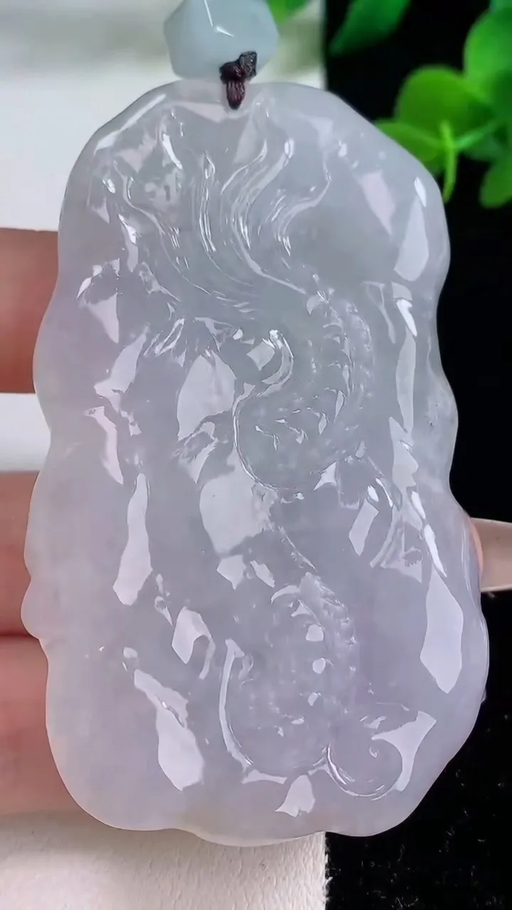 天然A货翡翠龙牌吊坠，尺寸67.8-39-11，重量:54.68g
12月8日