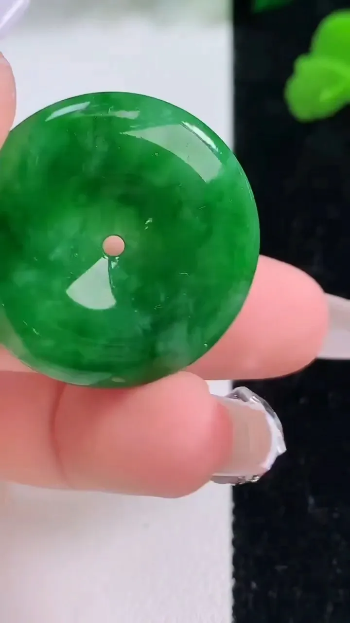 天然A货翡翠平安扣吊坠，尺寸29.4-4.6，重量:8.49g
12月8日