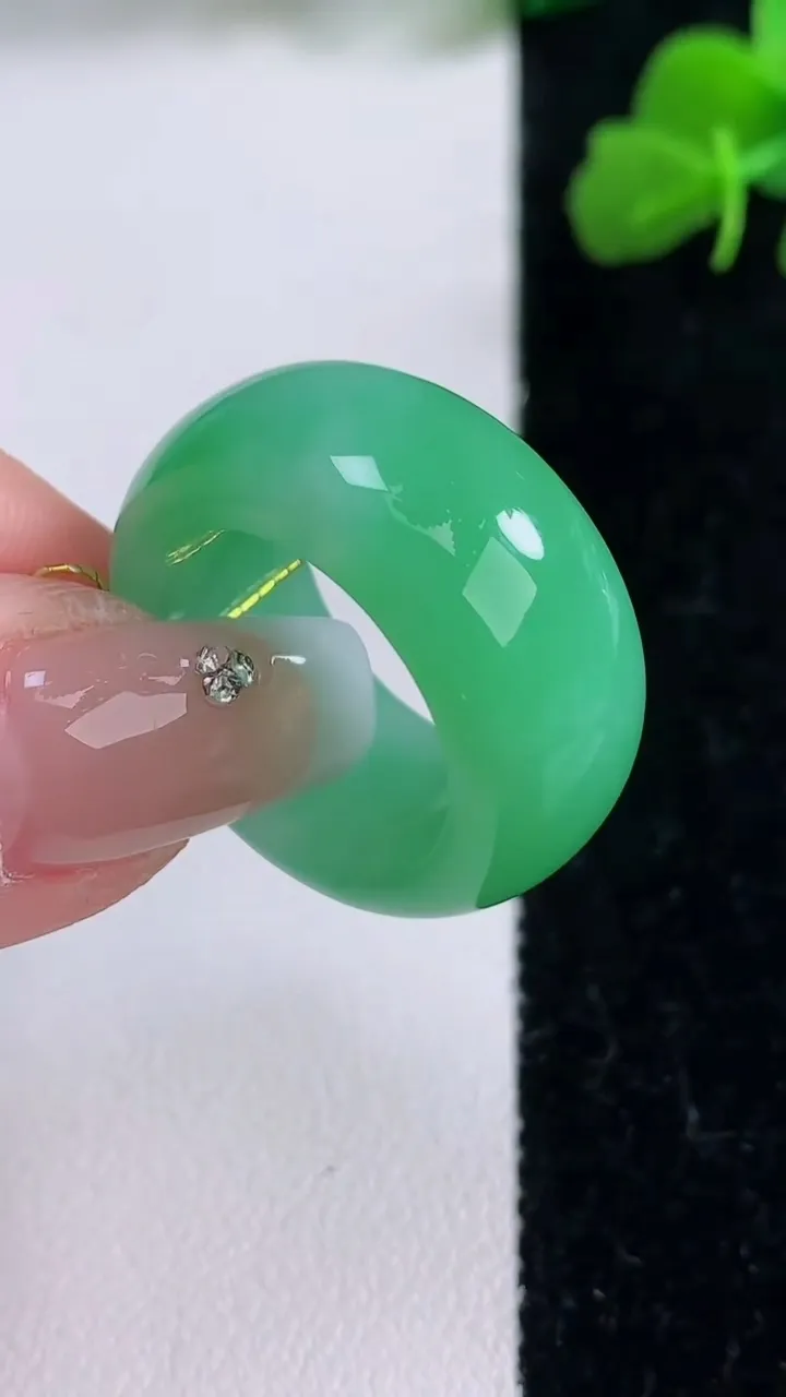 天然A货翡翠指环扳指，尺寸18.3-11.8-4.3，重量:11.26g2025年12月8日
工厂直销收藏佳品,种好水足，色泽均匀，有种有色，上手高大气！