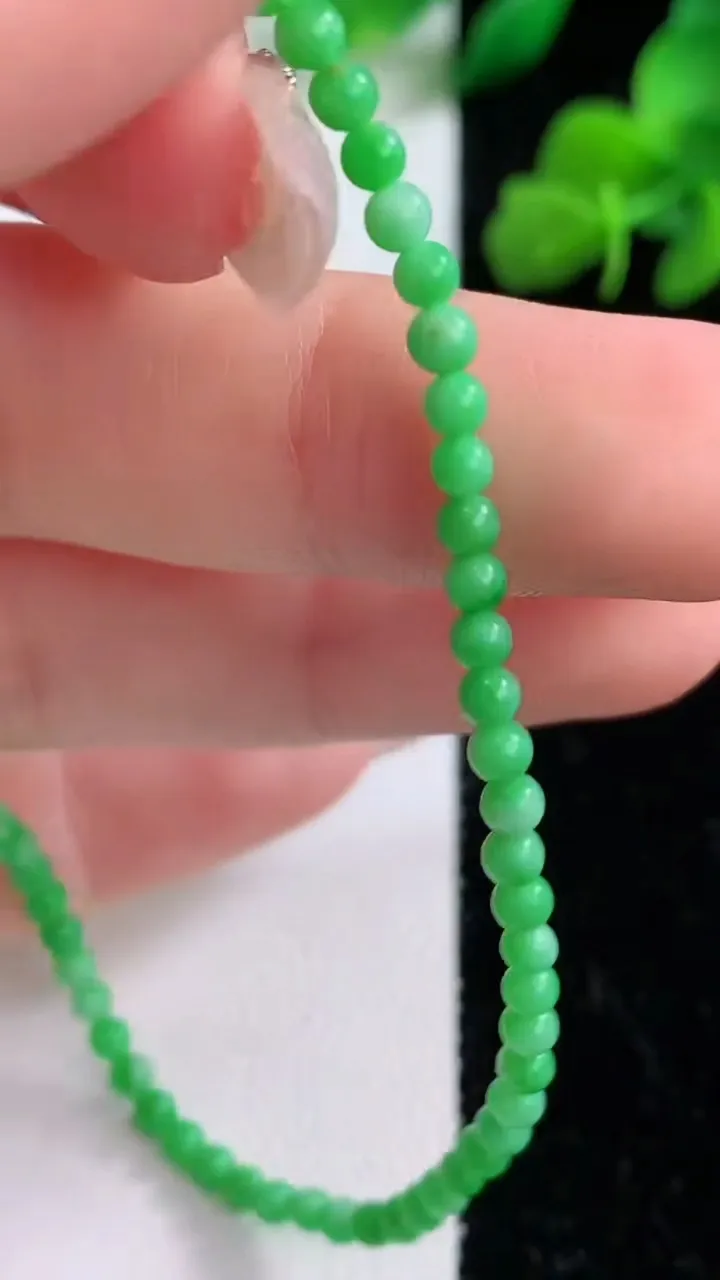 天然A货翡翠小米珠手串，尺寸2.5-65颗，重量:3.88g12月8日
工厂直销收藏佳品,种好水足，色泽均匀，有种有色，上手高大气！