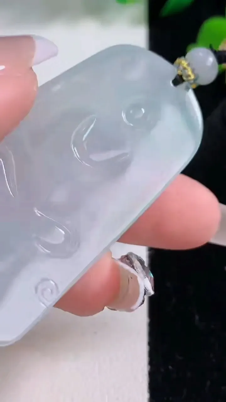 天然A货翡翠种飘花观音菩萨吊坠，尺寸56-29.8-5，重量:25.40g
12月8日