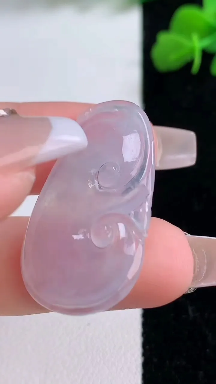 天然A货翡翠如意吊坠，尺寸33.5-20-2.7，重量:3.77g
12月8日