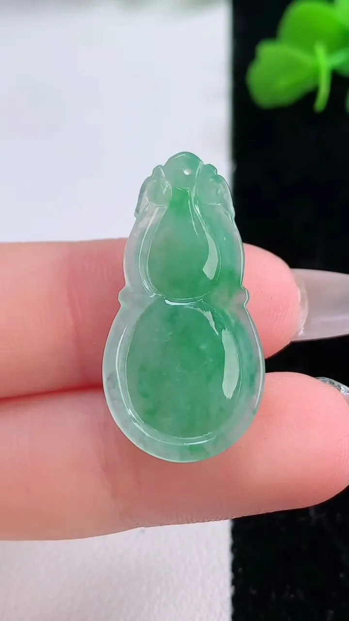 天然A货翡翠葫芦吊坠，尺寸29.3-15-5.2，重量:3.31g
12月8日