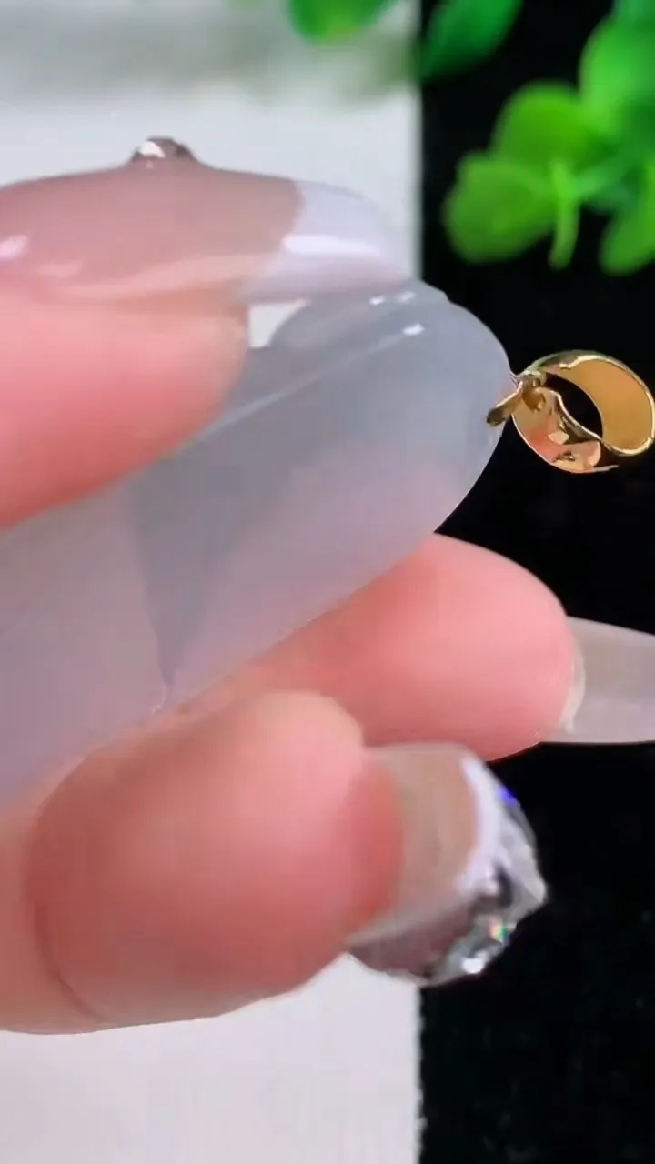 天然A货翡翠种白冰熊猫吊坠，尺寸43.2-26.4-4.8，重量:13.16g
12月8日