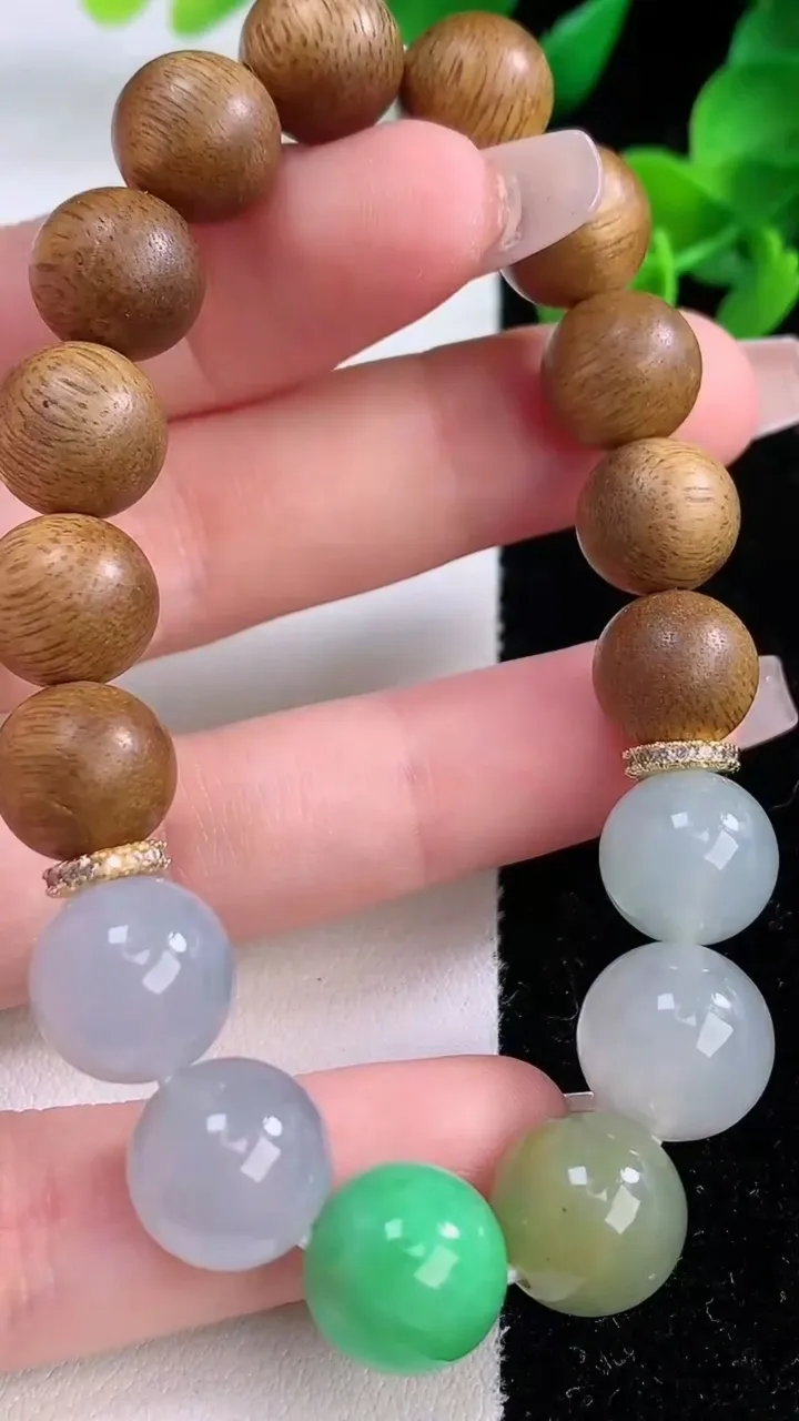 天然A货翡翠三彩圆珠手串，尺寸11.6，重量:20.95g12月8日
工厂直销收藏佳品,种好水足，色泽均匀，有种有色，上手高大气！