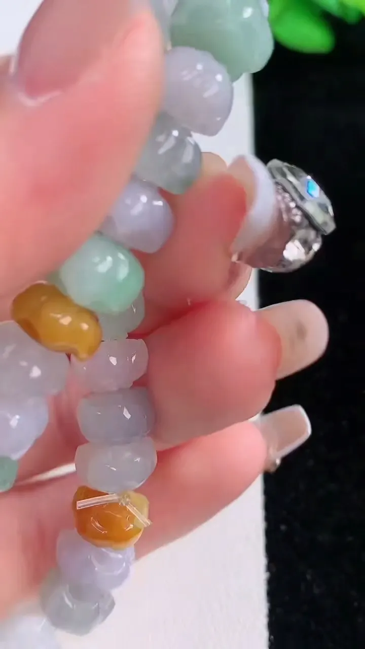 天然A货翡翠三彩莲花手串，尺寸8.2-4.6-30颗 ，重量:25.88g12月9日
工厂直销收藏佳品,种好水足，色泽均匀，有种有色，上手高大气！