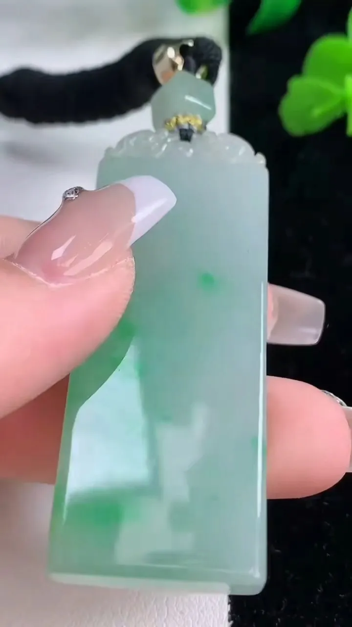 天然A货翡翠无事牌吊坠，尺寸57.7-21.4-6，重量:28.76g
12月8日