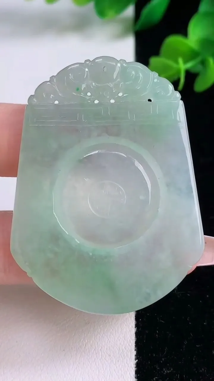 天然A货翡翠仿古无事牌吊坠，尺寸54.8-40.5-3.8，重量:22.12g
12月8日