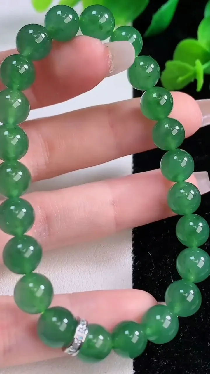 天然A货翡翠圆珠手串，尺寸8.4-23颗，重量:23.16g12月8日
工厂直销收藏佳品,种好水足，色泽均匀，有种有色，上手高大气！