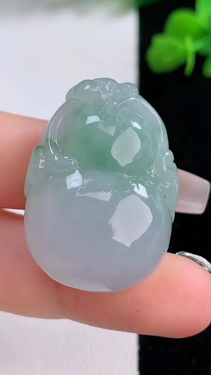 天然A货翡翠葫芦吊坠，尺寸31.7-23.2-12，重量:16.49g
12月8日