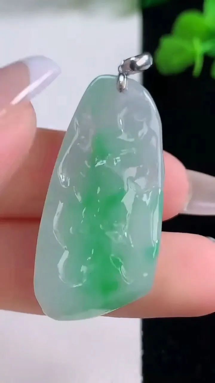 天然A货翡翠原石吊坠，尺寸36.6-17.7-6.5，重量:9.46g
12月8日