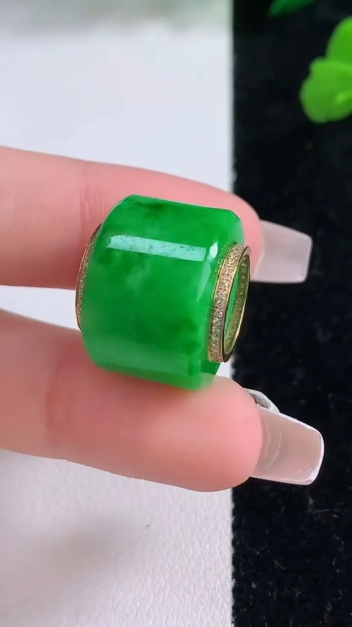 天然A货翡翠路路通吊坠，尺寸19-15.7，重量:9.66g
12月8日