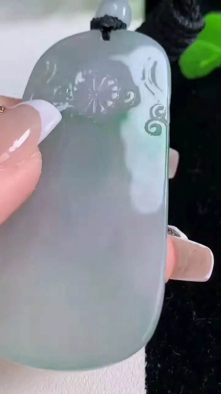 天然A货翡翠观音菩萨吊坠，尺寸63.8-35-5.4，重量:32.00g
12月8日