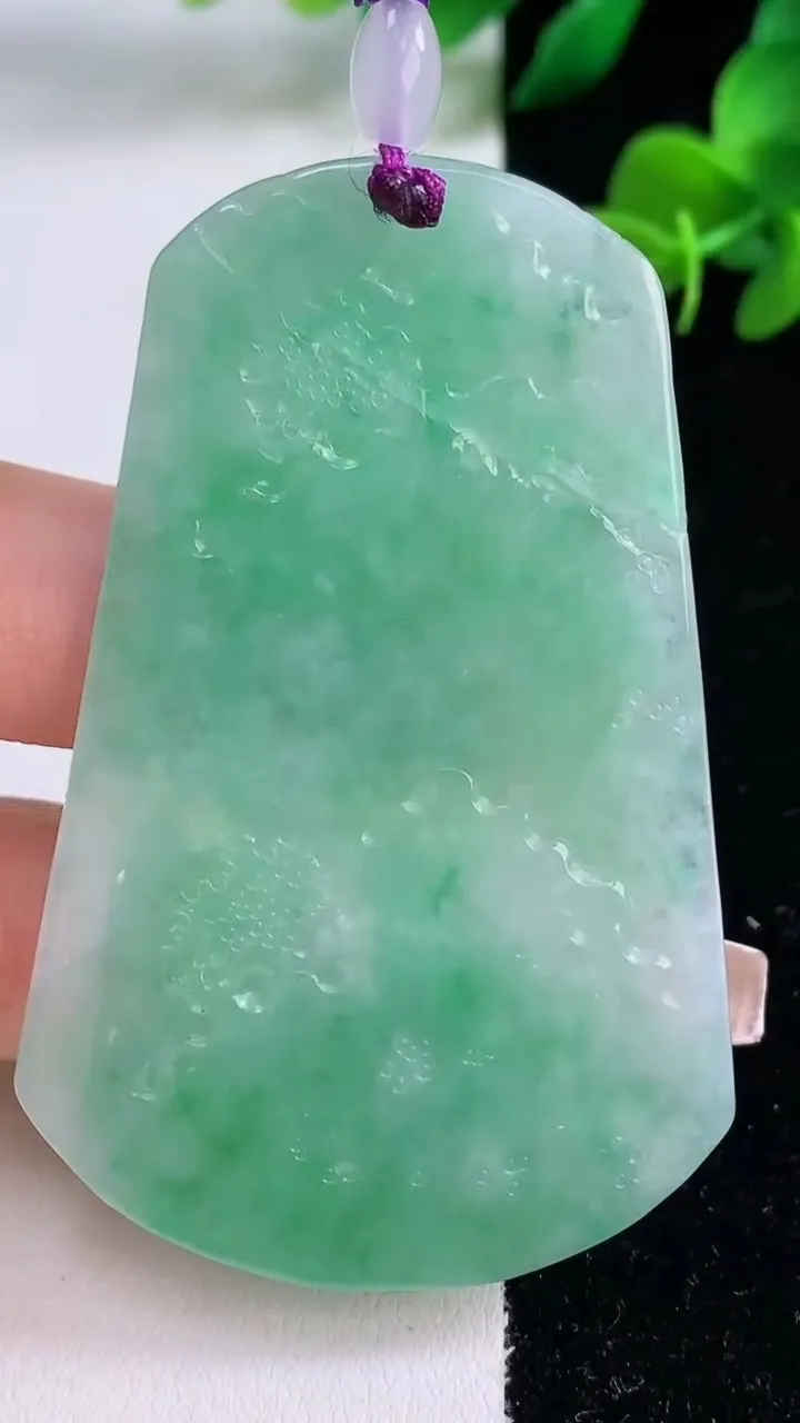 天然A货翡翠山水牌吊坠，尺寸65-41.6-4.6，重量:27.65g
12月8日