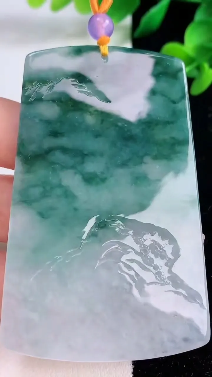 天然A货翡翠牌吊坠，尺寸72.2-46-5，重量:38.96g
12月8日