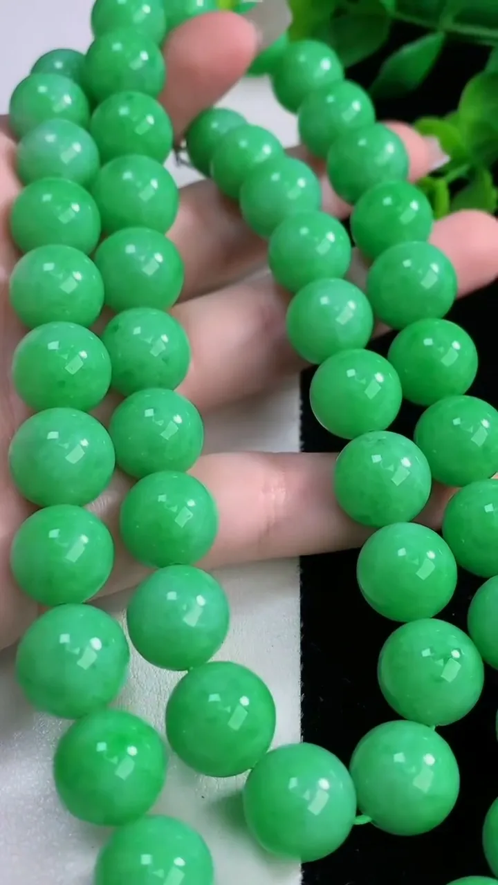 天然A货翡翠圆珠项链，尺寸12.2-48颗，重量:174.02g
12月8日