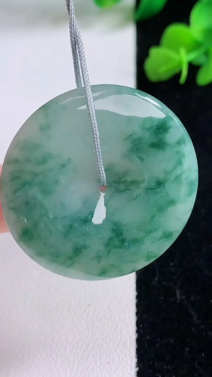 天然A货翡翠飘花平安扣吊坠，尺寸37.2-5.6，重量:18.07g
12月8日