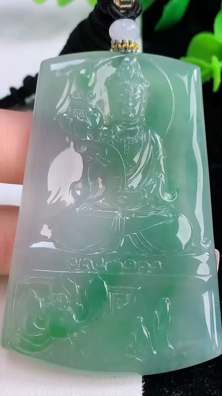 天然A货翡翠大势至菩萨吊坠，尺寸69.2-46-5，重量:45.08g
12月8日