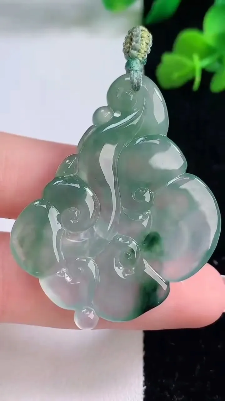 天然A货翡翠冰种飘花如意吊坠，尺寸46-37.4-5.4，重量:12.65g
12月8日