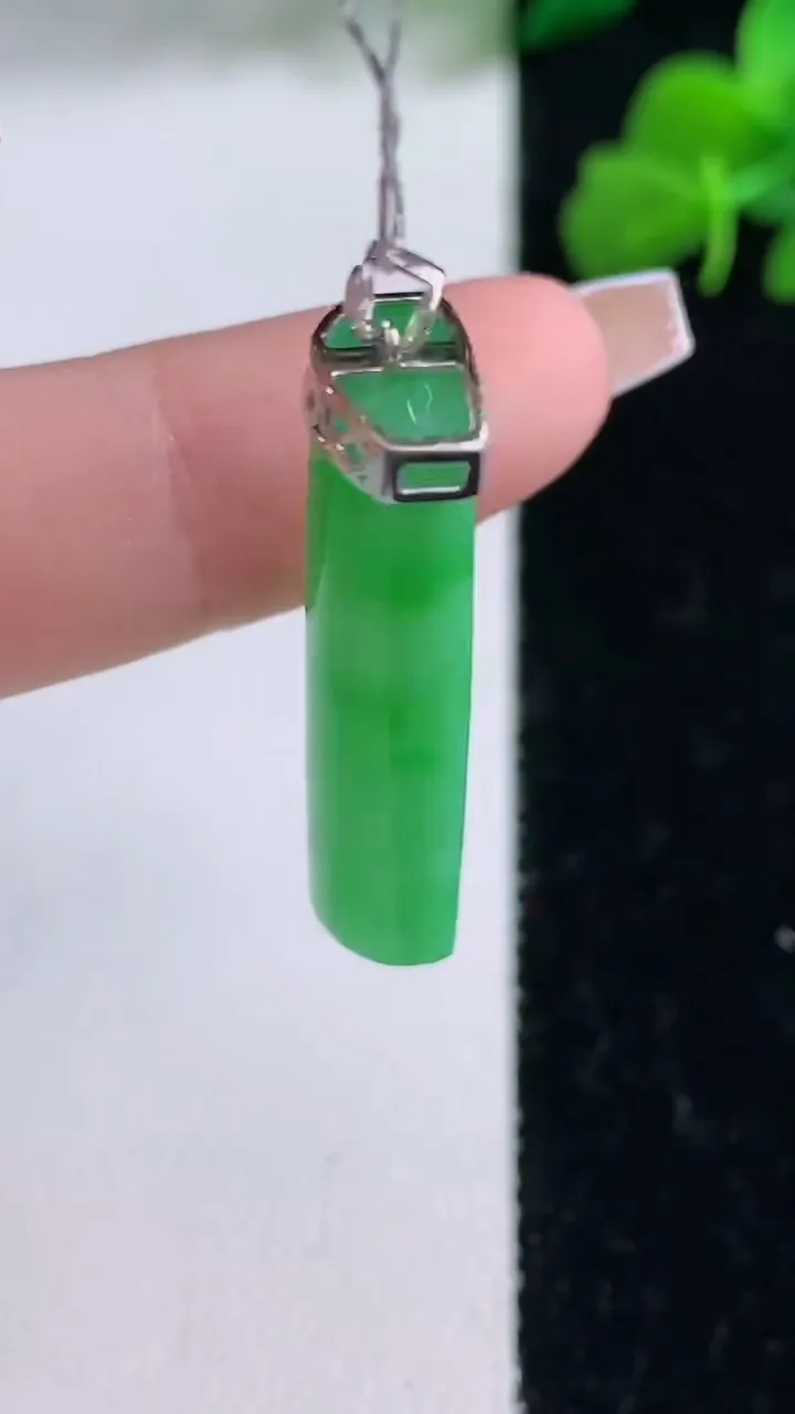 天然A货翡翠无事牌吊坠，尺寸33.6-10.7-6.3，重量:6.44g
12月8日