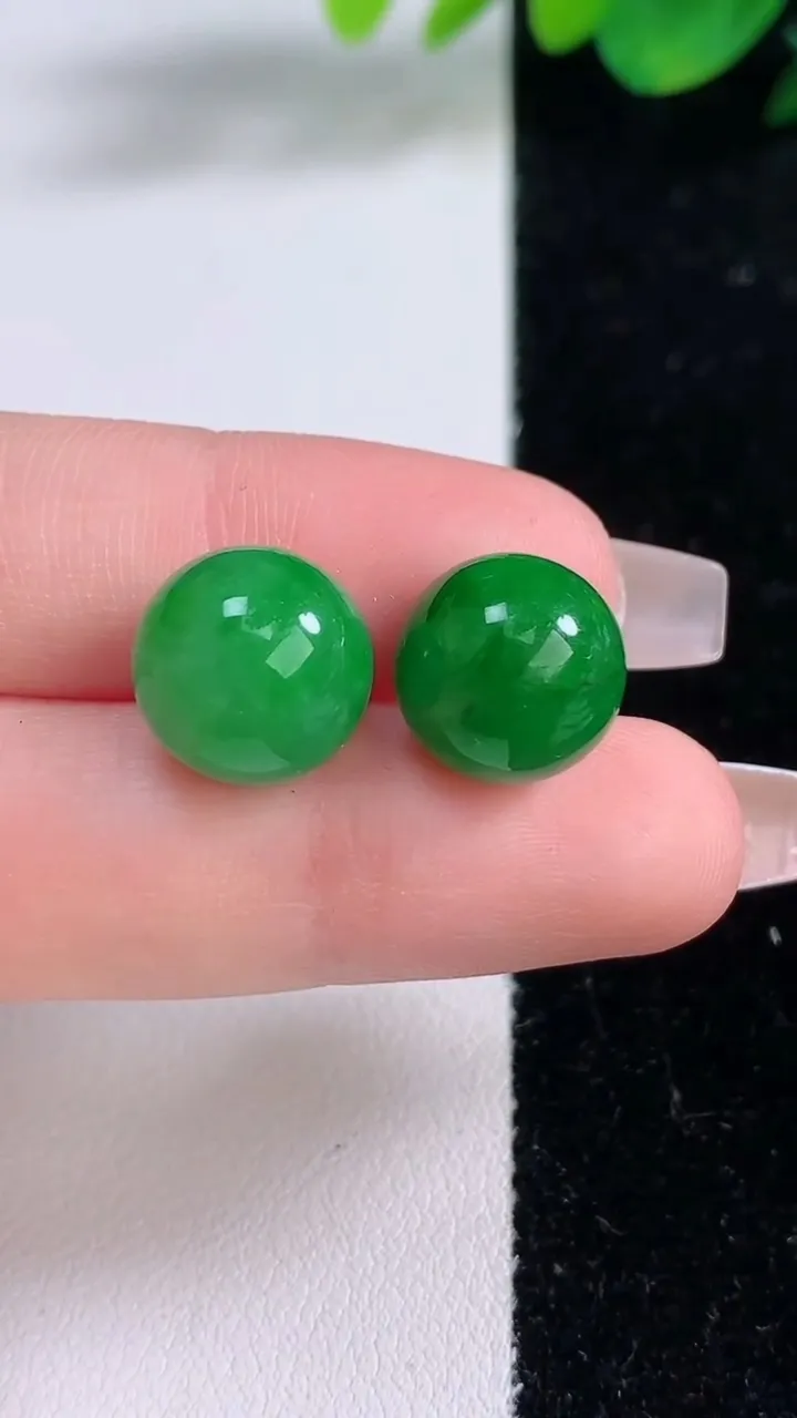天然A货翡翠圆珠镶嵌件一对，尺寸12，重量:6.55g12月8日
工厂直销收藏佳品,种好水足，色泽均匀，有种有色，上手高大气！