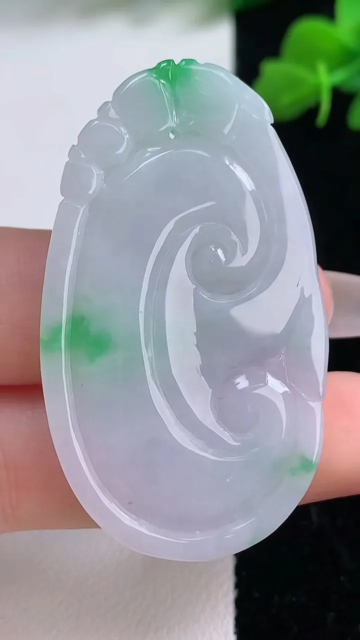 天然A货翡翠如意吊坠，尺寸48.6-27.4-5，重量:14.66g
12月8日