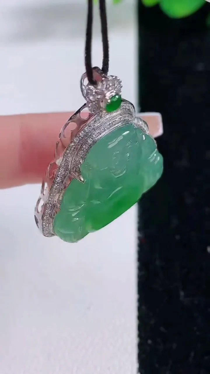 天然A货翡翠佛公吊坠，尺寸34-27.4-8，裸石22.2-24.2重量:9.27g
12月8日