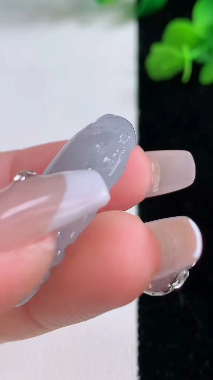 天然A货翡翠福瓜吊坠，尺寸33.7-19.8-5.3，重量:6.84g
12月8日