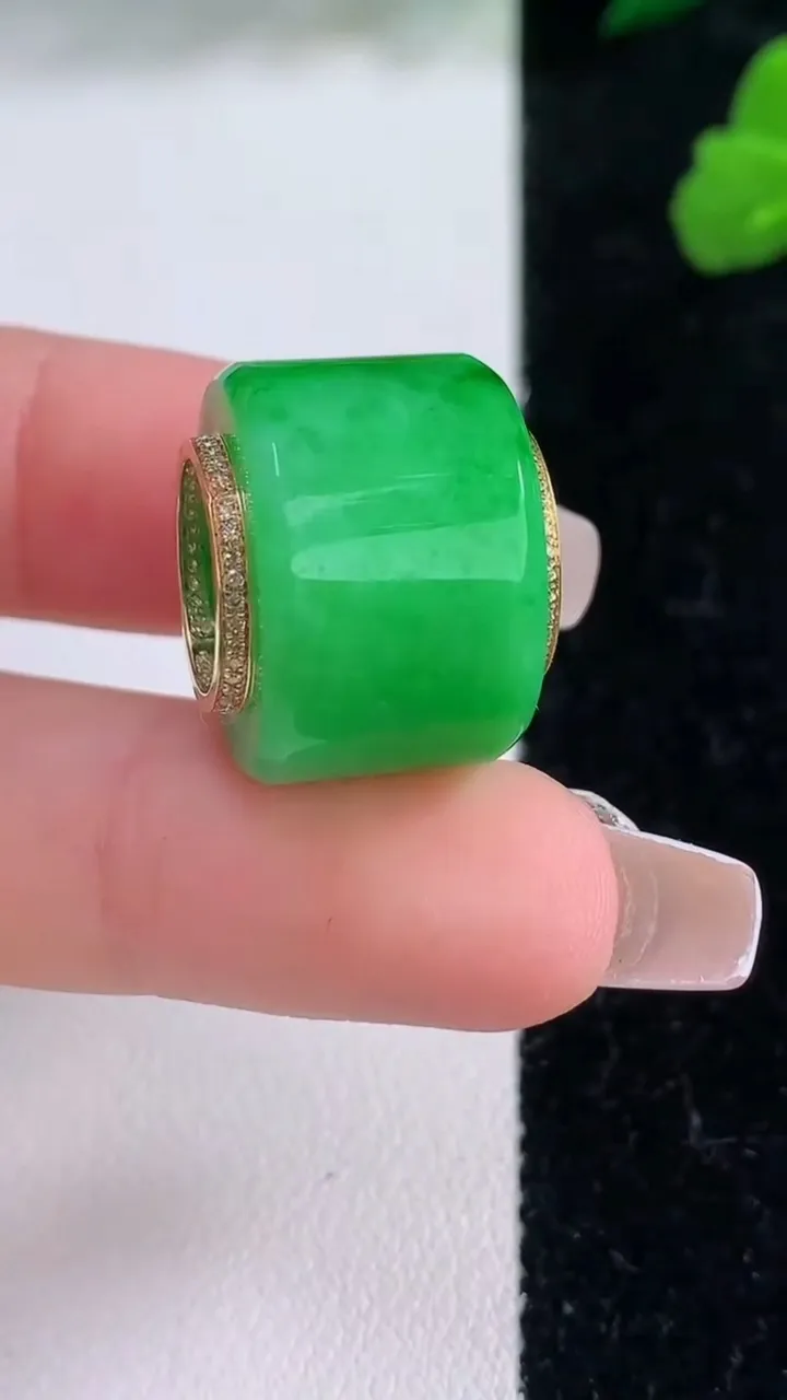 天然A货翡翠路路通吊坠，尺寸19-15.7，重量:9.66g
12月8日